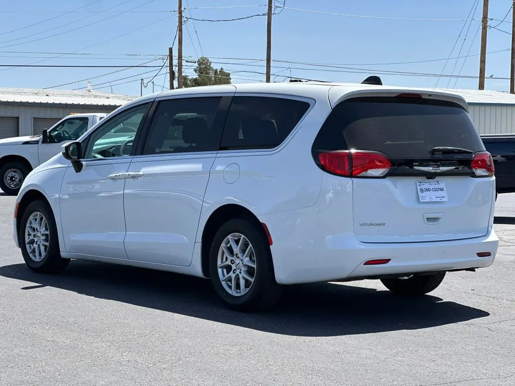 2022 Chrysler Voyager LX - Photo 5