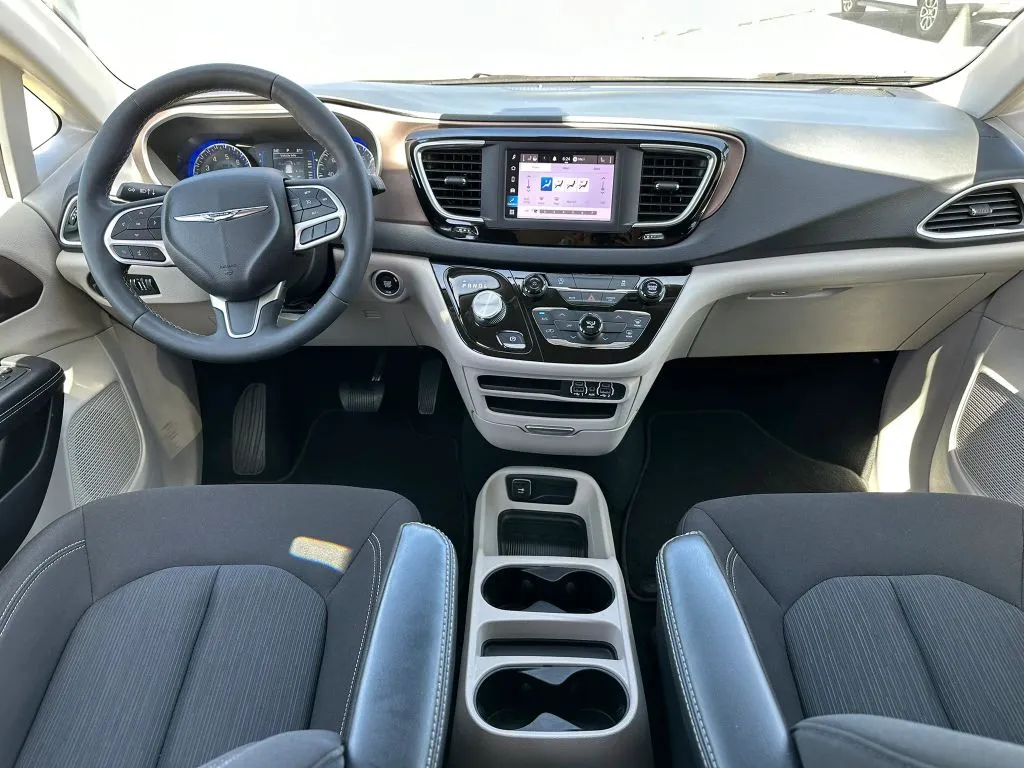 2022 Chrysler Voyager LX - Photo 9