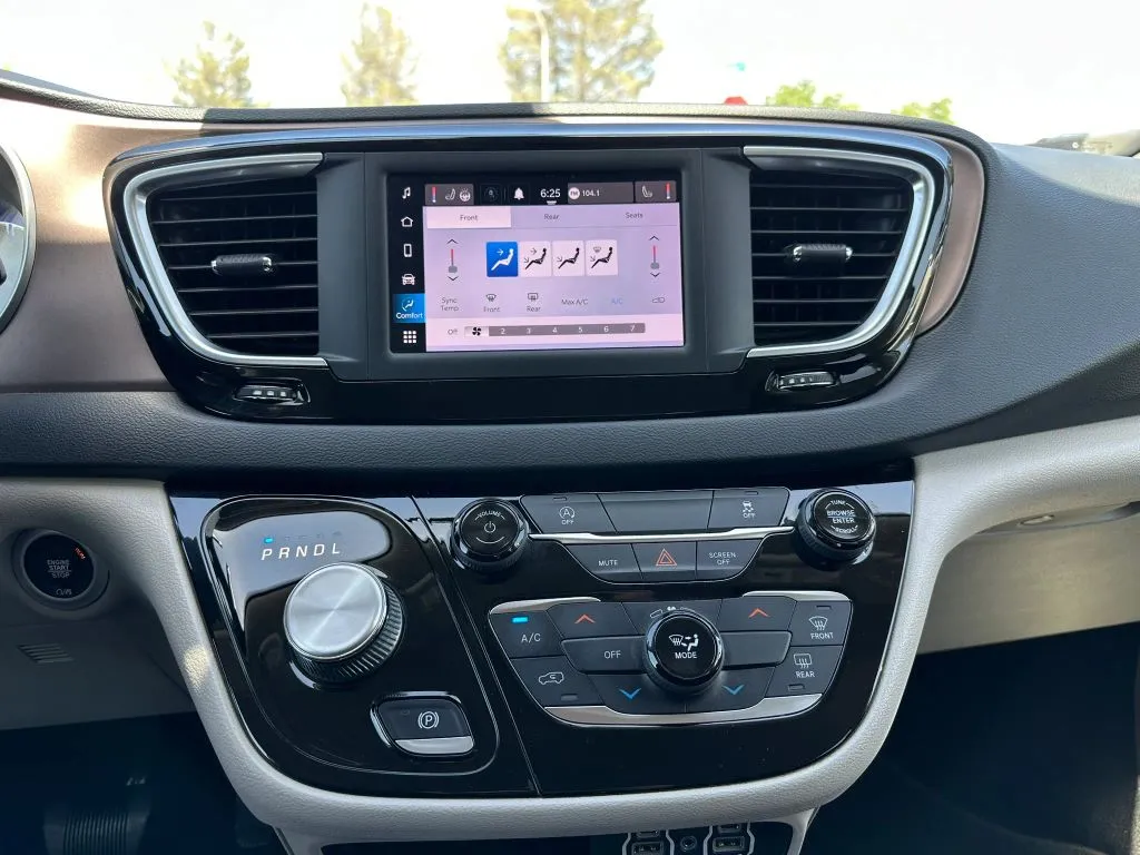 2022 Chrysler Voyager LX - Photo 21