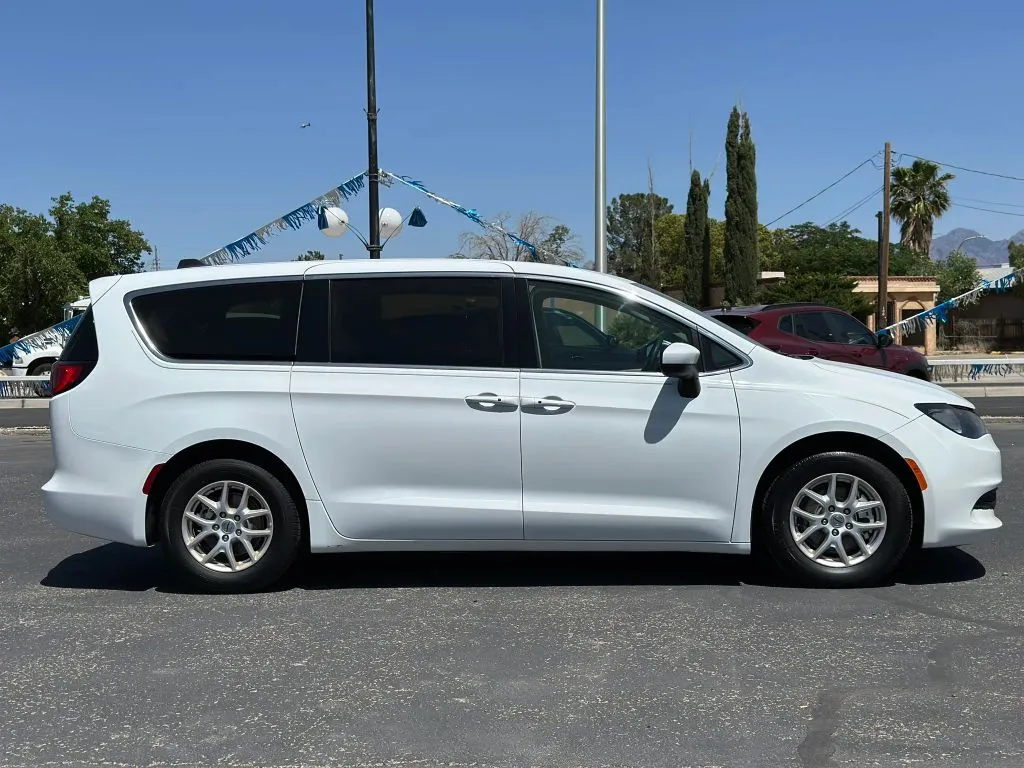 2022 Chrysler Voyager LX - Photo 8