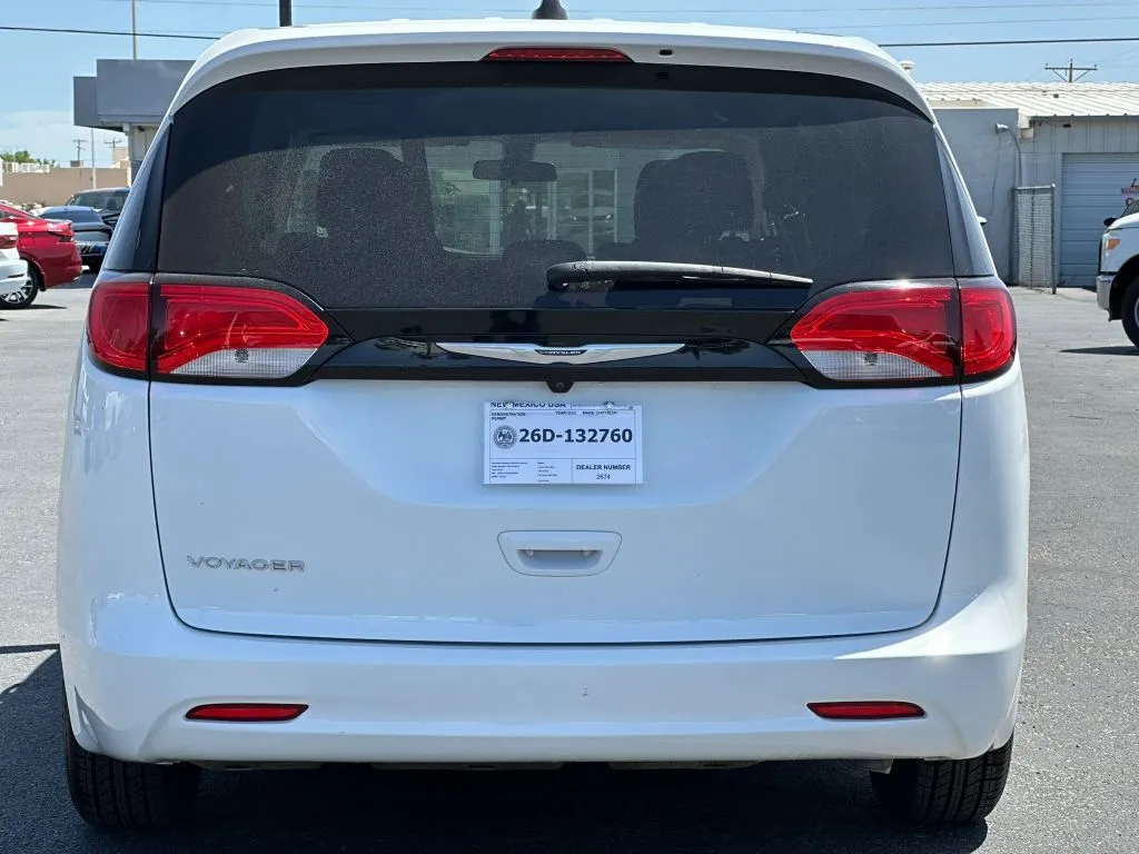 2022 Chrysler Voyager LX - Photo 6