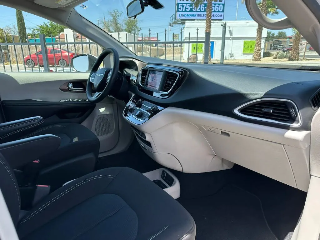 2022 Chrysler Voyager LX - Photo 13