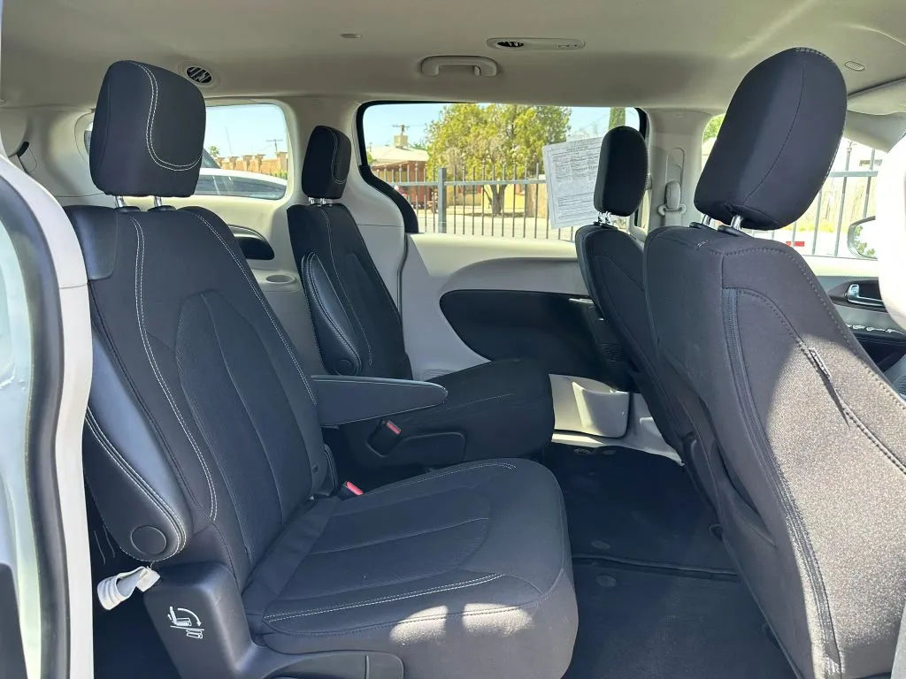 2022 Chrysler Voyager LX - Photo 19