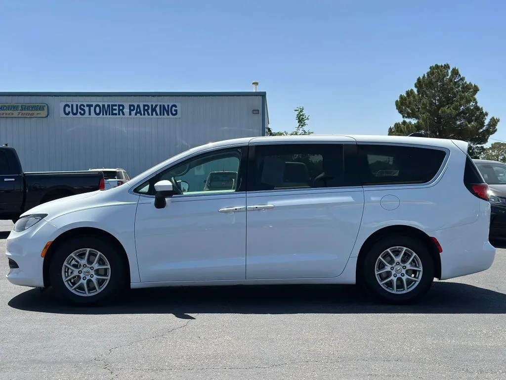 2022 Chrysler Voyager LX - Photo 4