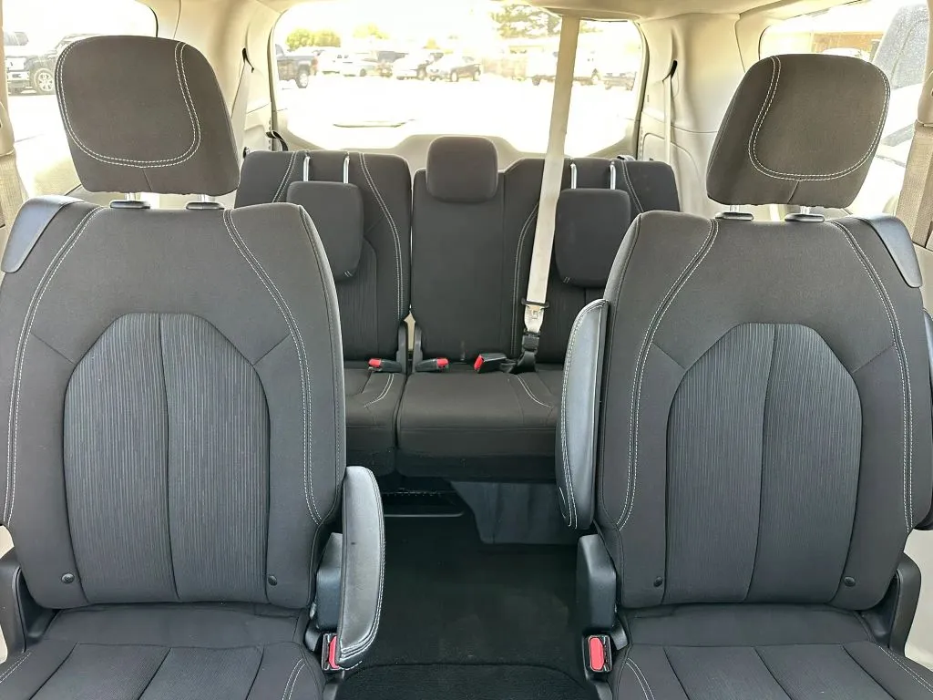 2022 Chrysler Voyager LX - Photo 15