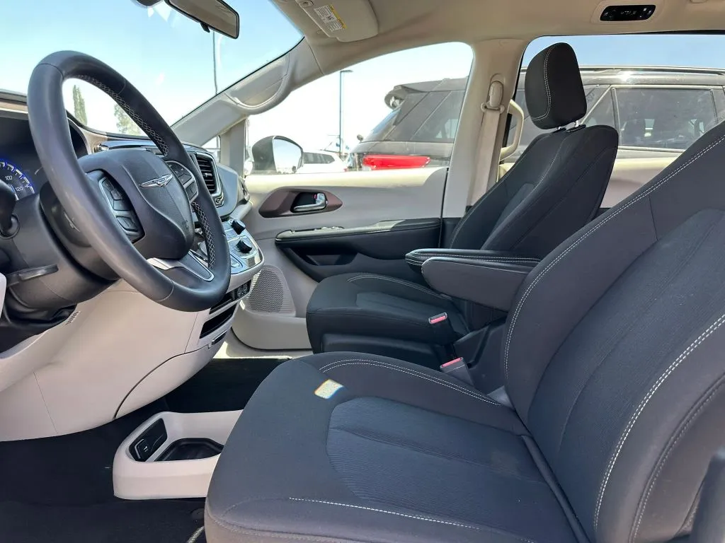 2022 Chrysler Voyager LX - Photo 11
