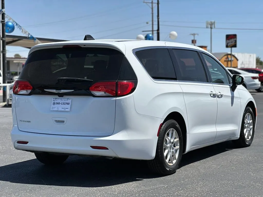 2022 Chrysler Voyager LX - Photo 7