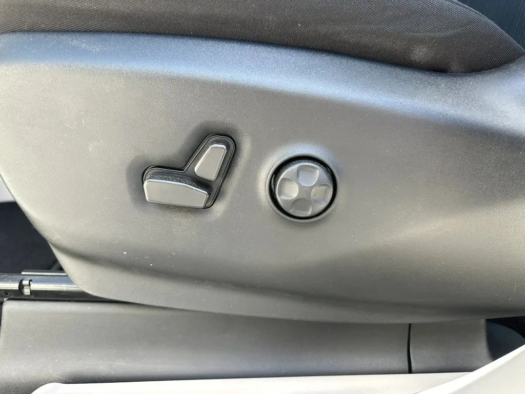 2022 Chrysler Voyager LX - Photo 12