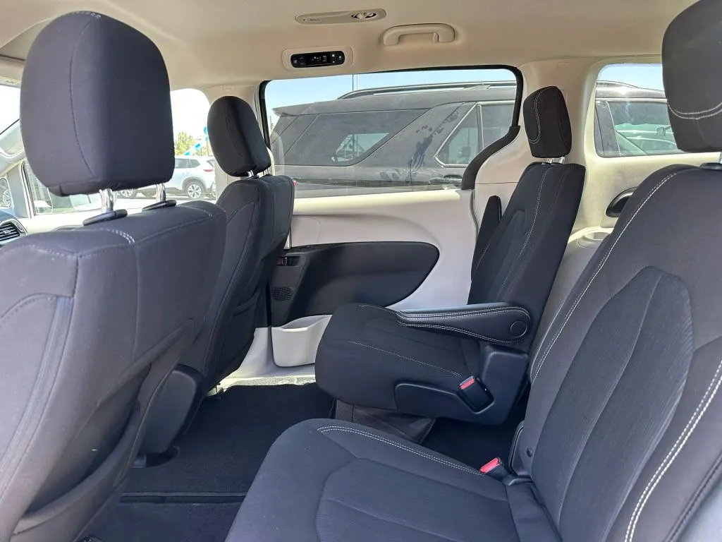 2022 Chrysler Voyager LX - Photo 18