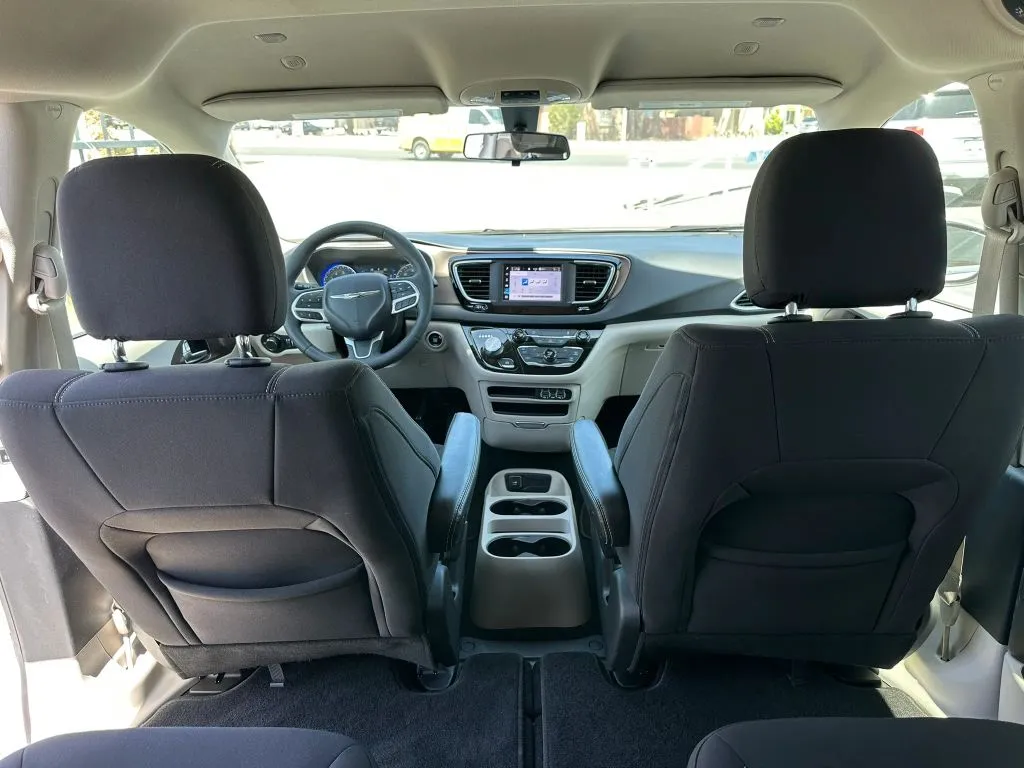 2022 Chrysler Voyager LX - Photo 17