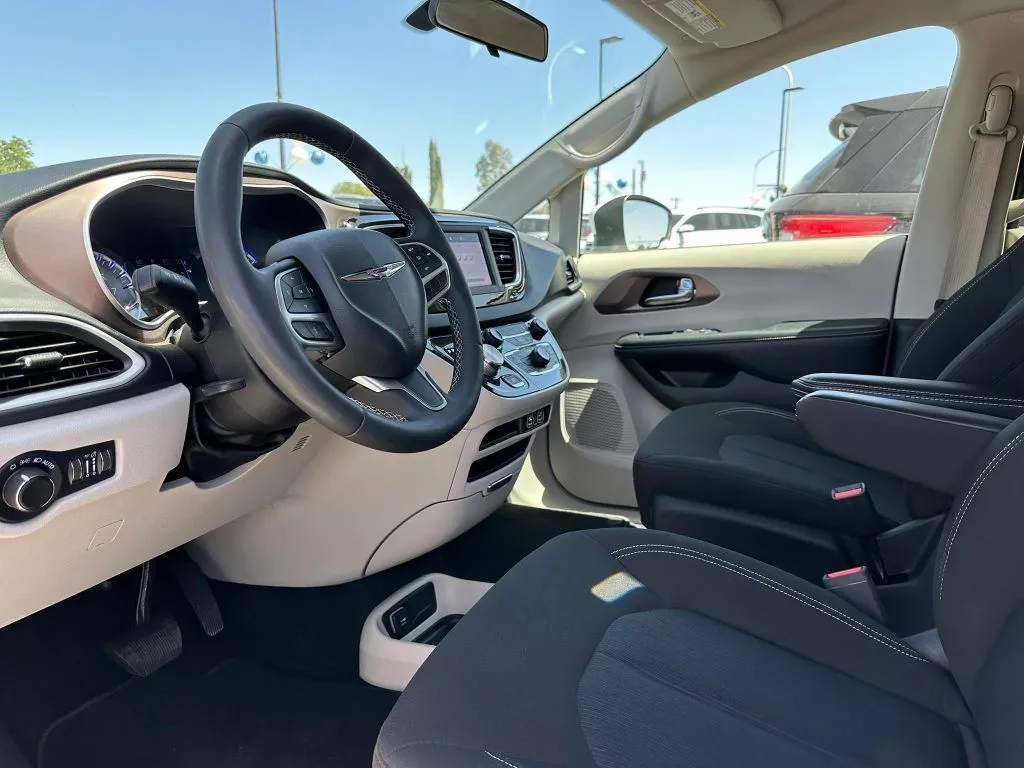2022 Chrysler Voyager LX - Photo 10