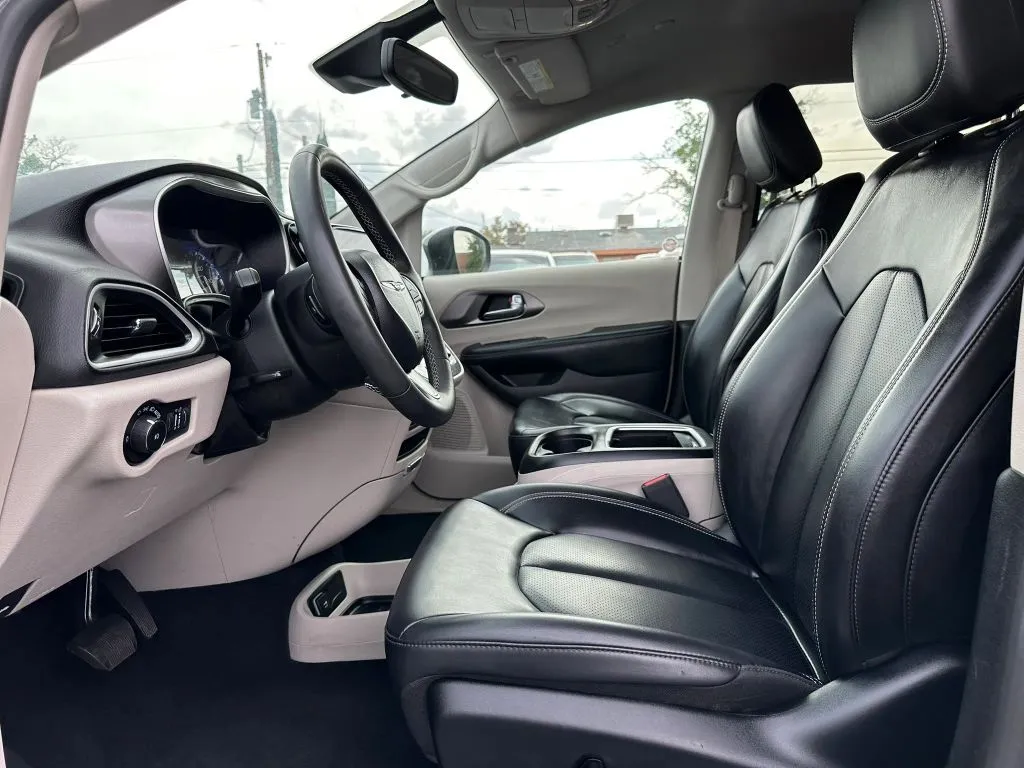 2023 Chrysler Pacifica Touring L - Photo 11