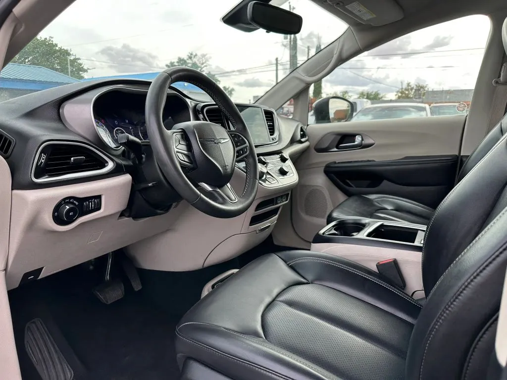 2023 Chrysler Pacifica Touring L - Photo 10