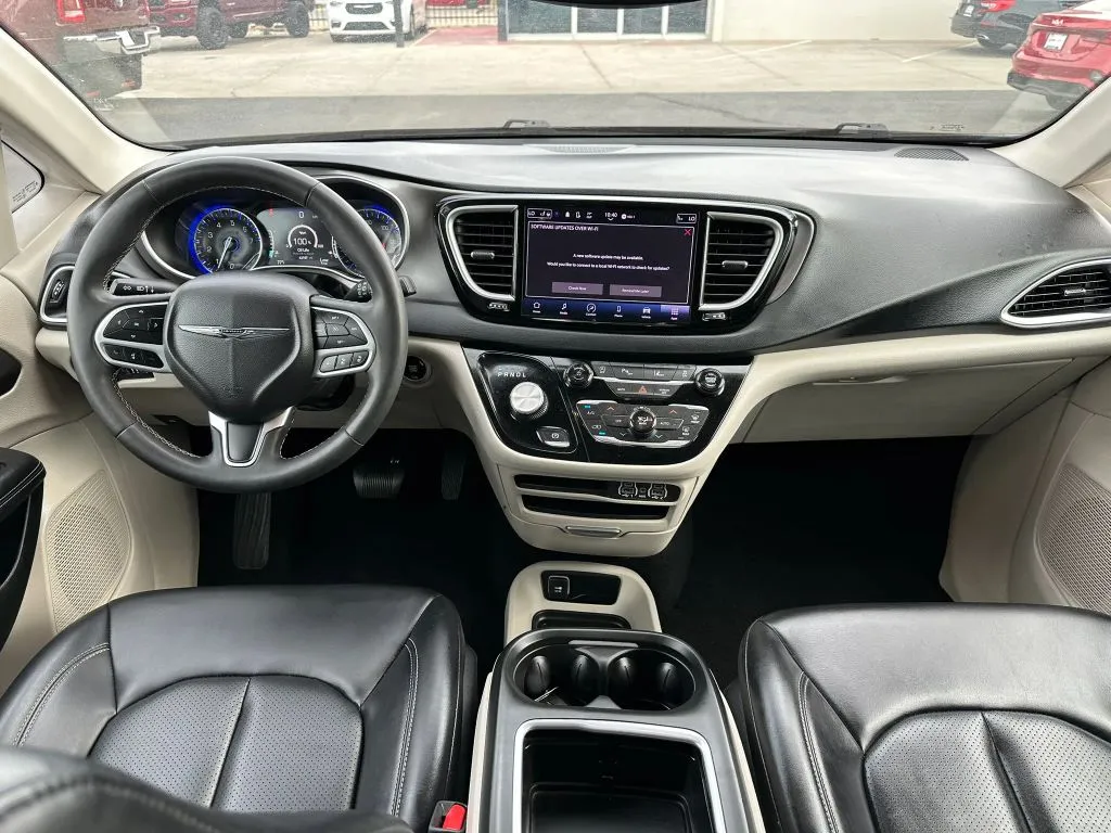 2023 Chrysler Pacifica Touring L - Photo 9