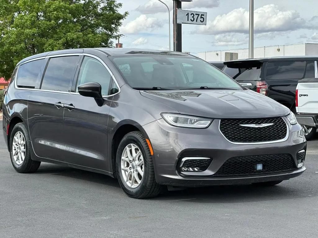 2023 Chrysler Pacifica Touring L's photo