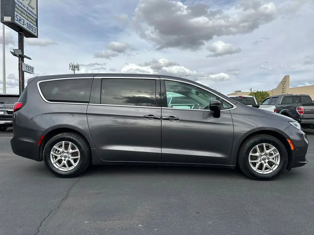 2023 Chrysler Pacifica Touring L - Photo 8