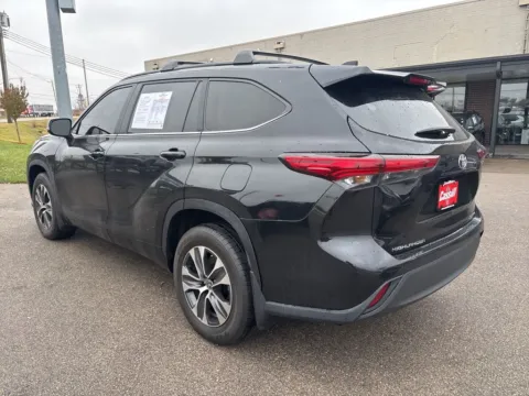 More photos of 2024 Toyota Highlander XLE at Cassill Motors, IA