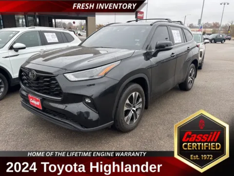 Black 2024 Toyota Highlander XLE for sale in Cedar Rapids, IA