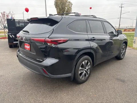 More photos of 2024 Toyota Highlander XLE at Cassill Motors, IA