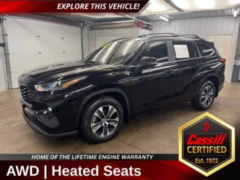 Black 2024 Toyota Highlander XLE for sale in Cedar Rapids, IA