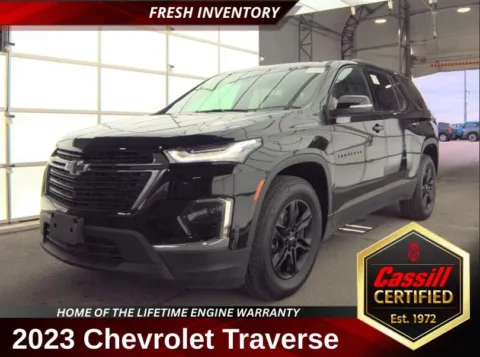 Black 2023 Chevrolet Traverse LT for sale in Cedar Rapids, IA