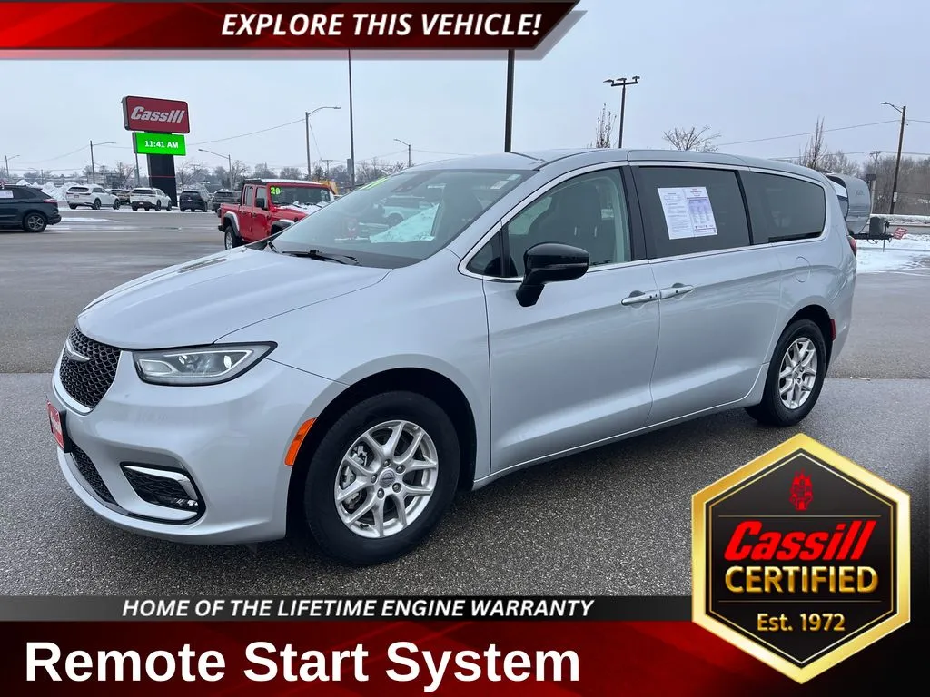 2024 Chrysler Pacifica Touring L's photo