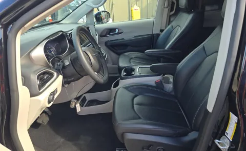 More photos of 2024 Chrysler Pacifica Touring L at Cassill Motors, IA
