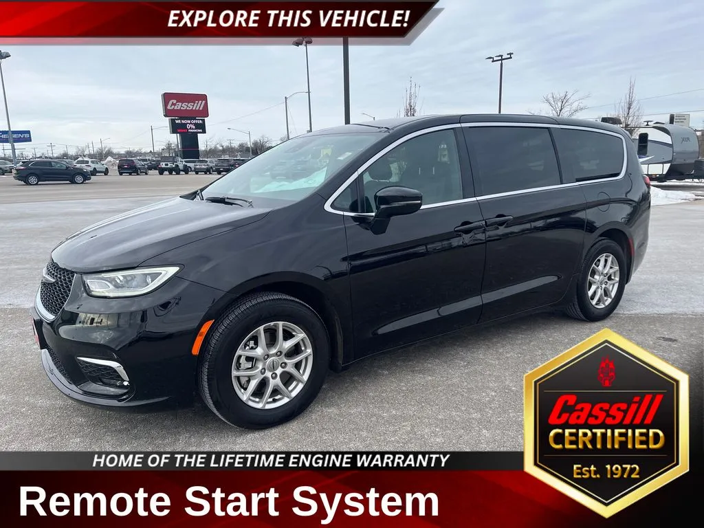2025 Chrysler Pacifica Select's photo