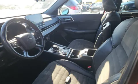 More photos of 2023 Mitsubishi Outlander SE at Cassill Motors, IA