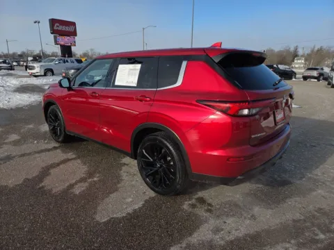 More photos of 2023 Mitsubishi Outlander SE at Cassill Motors, IA