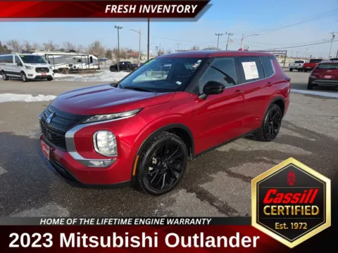 Red 2023 Mitsubishi Outlander SE for sale in Cedar Rapids, IA