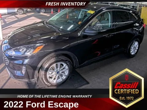 Black 2022 Ford Escape SE for sale in Cedar Rapids, IA