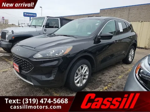 Black 2020 Ford Escape SE for sale in Cedar Rapids, IA