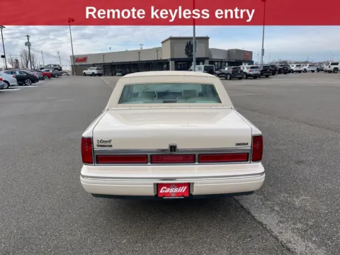 More photos of 1996 Lincoln Town Car Signature at Cassill Motors, IA