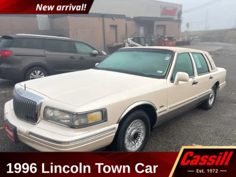 Beige 1996 Lincoln Town Car Signature for sale in Cedar Rapids, IA