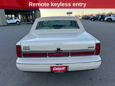 More photos of 1996 Lincoln Town Car Signature at Cassill Motors, IA