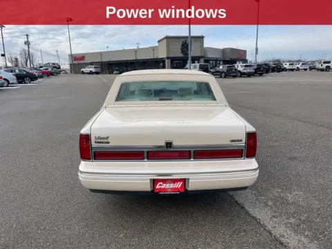 More photos of 1996 Lincoln Town Car Signature at Cassill Motors, IA