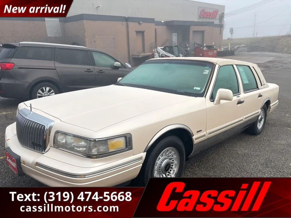 Beige 1996 Lincoln Town Car Signature for sale in Cedar Rapids, IA