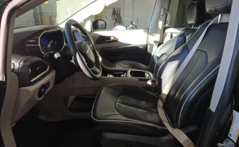 More photos of 2023 Chrysler Pacifica Limited at Cassill Motors, IA