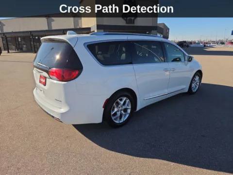 More photos of 2019 Chrysler Pacifica Limited at Cassill Motors, IA