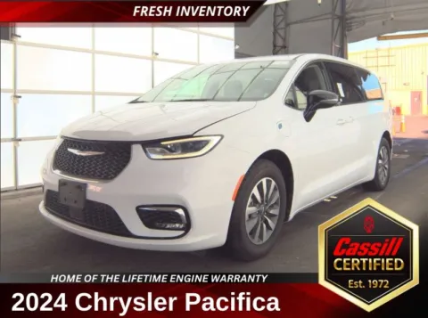 White 2024 Chrysler Pacifica Hybrid Select for sale in Cedar Rapids, IA