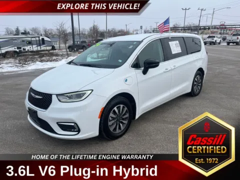 White 2024 Chrysler Pacifica Hybrid Select for sale in Cedar Rapids, IA