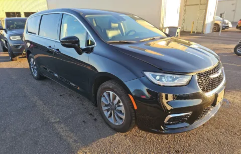 More photos of 2024 Chrysler Pacifica Hybrid Select at Cassill Motors, IA