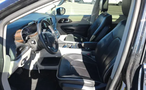 More photos of 2023 Chrysler Pacifica Limited at Cassill Motors, IA
