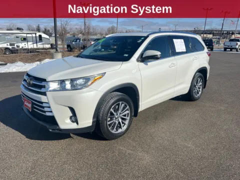 Photos of 2018 Toyota Highlander SE for sale in Cedar Rapids, IA at Cassill Motors