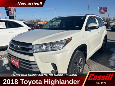 White 2018 Toyota Highlander SE for sale in Cedar Rapids, IA