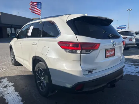 Photos of 2018 Toyota Highlander SE for sale in Cedar Rapids, IA at Cassill Motors