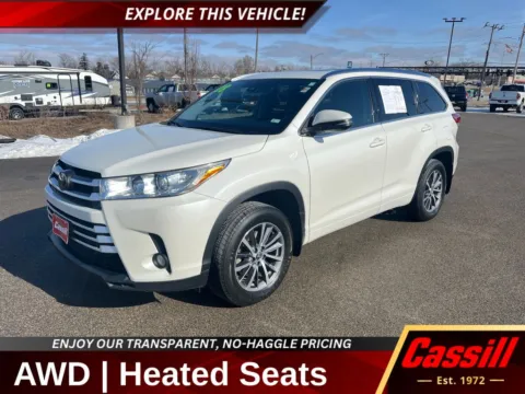 White 2018 Toyota Highlander SE for sale in Cedar Rapids, IA
