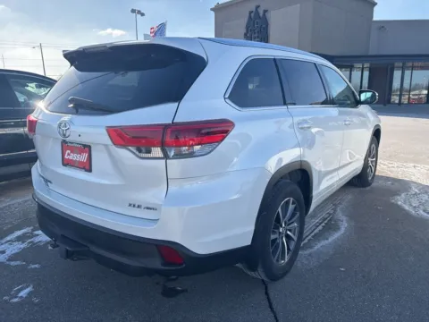 Another view of 2018 Toyota Highlander SE for sale in Cedar Rapids, IA at Cassill Motors