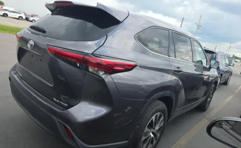 More photos of 2021 Toyota Highlander XLE at Cassill Motors, IA